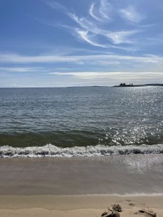 Strand med blå himmel